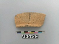 藏品(淺褐色夾砂素面陶)的圖片